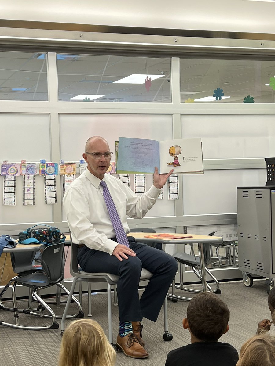 BritRRobbins85's tweet photo. Thank you @RCCSDsuper for taking the time and reading to the kindergarteners! They love hearing fun stories from new people! https://t.co/JKctJ3pSA7