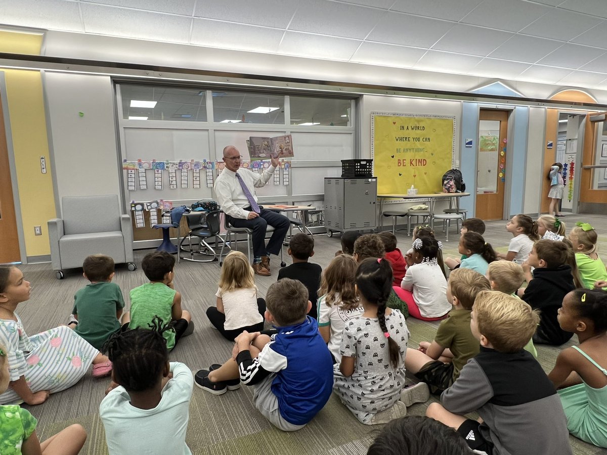 BritRRobbins85's tweet photo. Thank you @RCCSDsuper for taking the time and reading to the kindergarteners! They love hearing fun stories from new people! https://t.co/JKctJ3pSA7