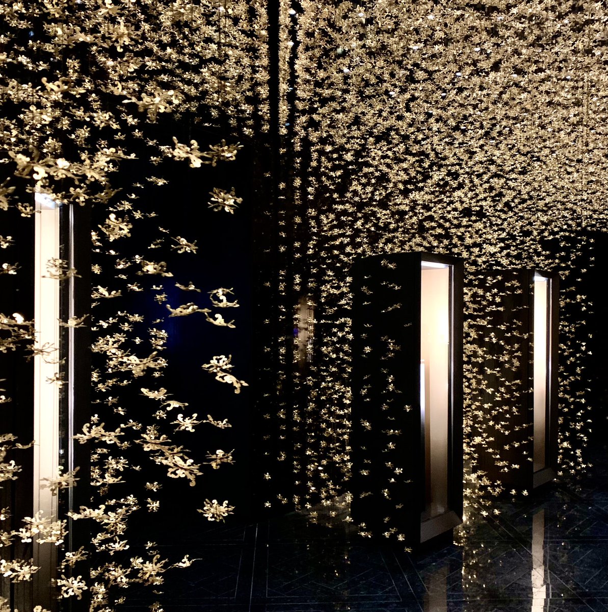 LivyEtoile's tweet photo. Pour vous rafraîchir la mémoire toutefois, #TheAlthaniCollection, c’est quelques salles de magie dans l’écrin XVIIIè de l’Hôtel de la Marine ! https://t.co/o4MQY8xlPK
