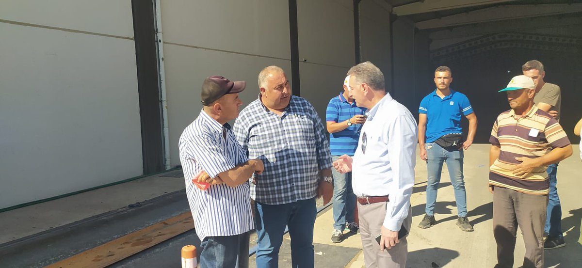 Ahmet_Guldal's tweet photo. #Manisa Alaşehir ve Salihli #TMO kuru üzüm alım merkezlerimizde incelemelerde bulunarak üreticilerimizle görüştük. 

Randevularına uygun olarak ürünlerini teslim eden üreticilerimize teşekkür ettik. 

Haftaya yeni alım merkezleri açarak günlük alımlarımızı daha da arttıracağız. https://t.co/nbSvw6FQOG