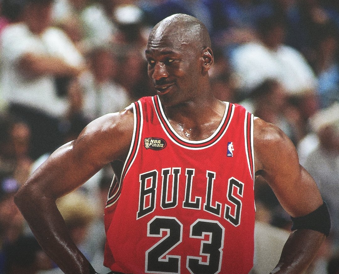 La camiseta que Michael Jordan usó en el Game 1 de las Finales de 1998, se acaba de vender por 10M de $ Es la prenda que más cara se ha vendido en toda la historia del deporte 🐐