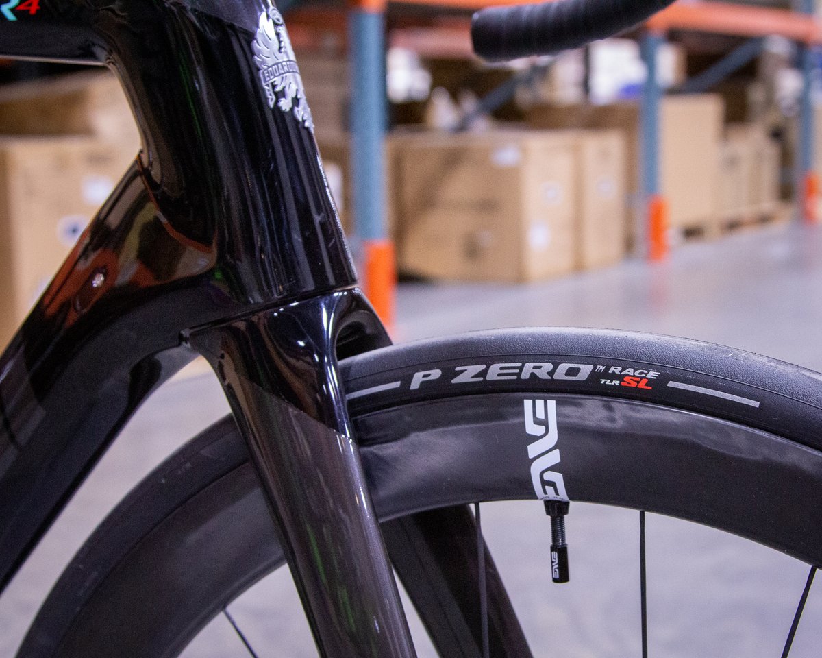 CompCyclist's tweet image. If you&apos;re looking for speed, @BianchiOfficial makes it easy with the Oltre XR4 Disc. Our Exclusive Force AXS build is an all-arounder that focuses on cutting-edge aerodynamics, aggressive race geometry, and all in a lightweight package. #bikeoftheweek #bianchi #cyclist