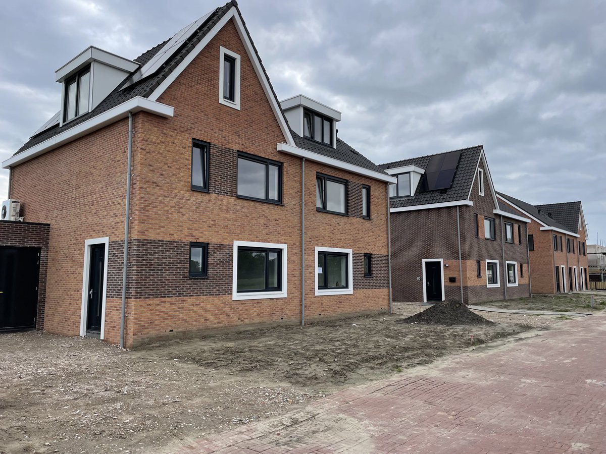 VeldeHan's tweet image. De eerste fase van 7 @woningen voor @gezinnen en 4 woningen voor @senioren @‘s Heerenhoek zijn opgeleverd. @Blouberg en ⁦@VenVBouw⁩ fietsen lekker door met deze @energiezuinige woningen ⁦@provzeeland⁩ ⁦@gemeentesd⁩ ⁦@gemeenteborsele⁩