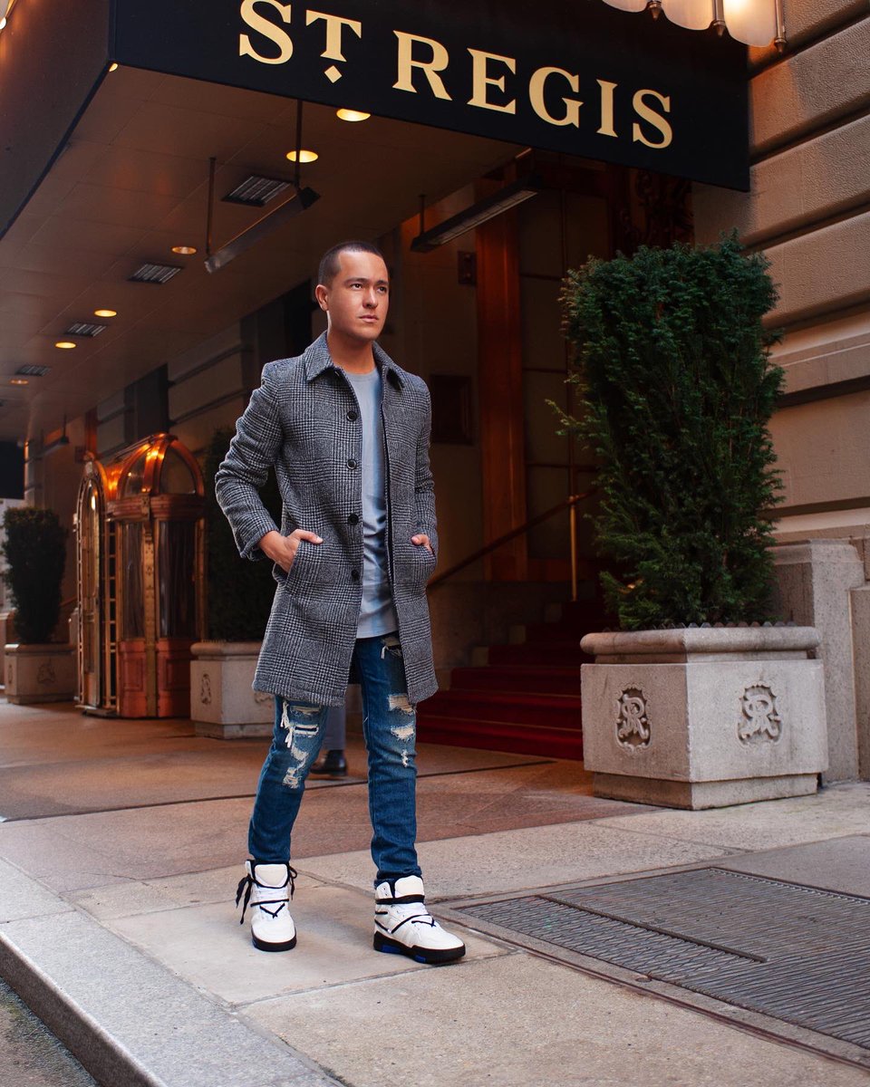 thejefflima's tweet photo. Weekend starts now. The Woman King starring Viola Davis has to be seen on the big screen!
📸 @jrvisions 

#yvessaintlaurent #ysl #sneakers #stregis #cognacroom https://t.co/JPRsenMavD