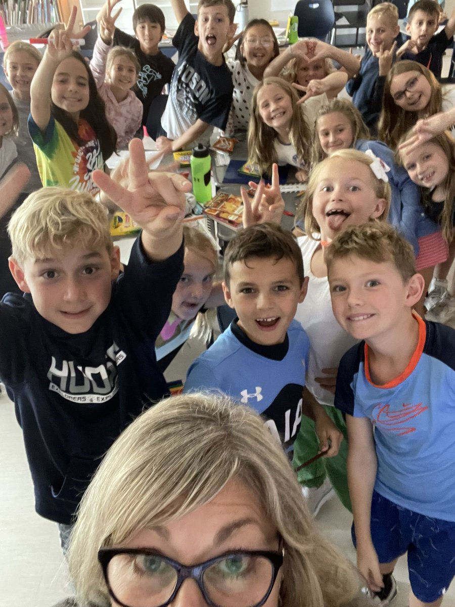 MichelleMolchen's tweet photo. Its’s Dot Day!
Be brave and make your mark!#ewpride https://t.co/pJGGwwUAxI