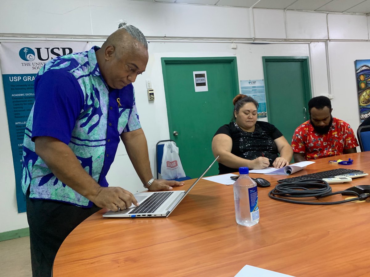 The @fijitimes editor-in-chief Fred Wesley addresses @UniSouthPacific journalism students at the elections training workshop in conjunction with Dialogue Fiji. @NileshLaal @KumarAk1001 @DavidRobie @GeraldP87