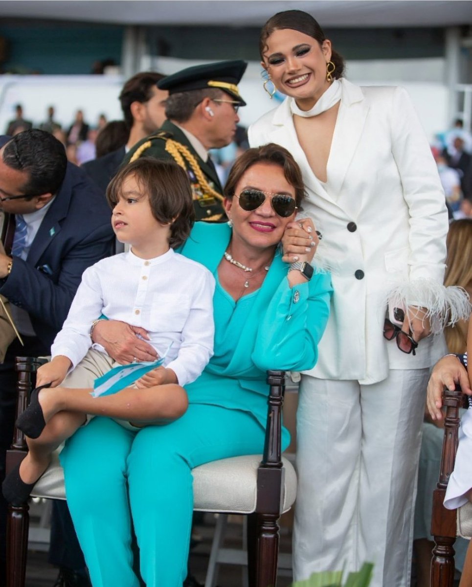 Cesiacharts's tweet photo. Cesia con la Presidenta de 🇭🇳 @Cesia_Saenzz @XiomaraCastroZ https://t.co/RBXnExNHH6