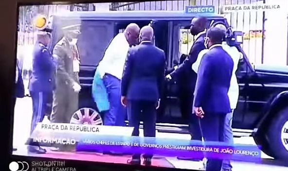 TimotheKabwe's tweet photo. @peroluwara1 En Angola Félix s'habille publiquement. Avec des stagiaires au sommet de l'État c'est un recule et une honte pour les apprentis. https://t.co/cyEwMrX3Pa