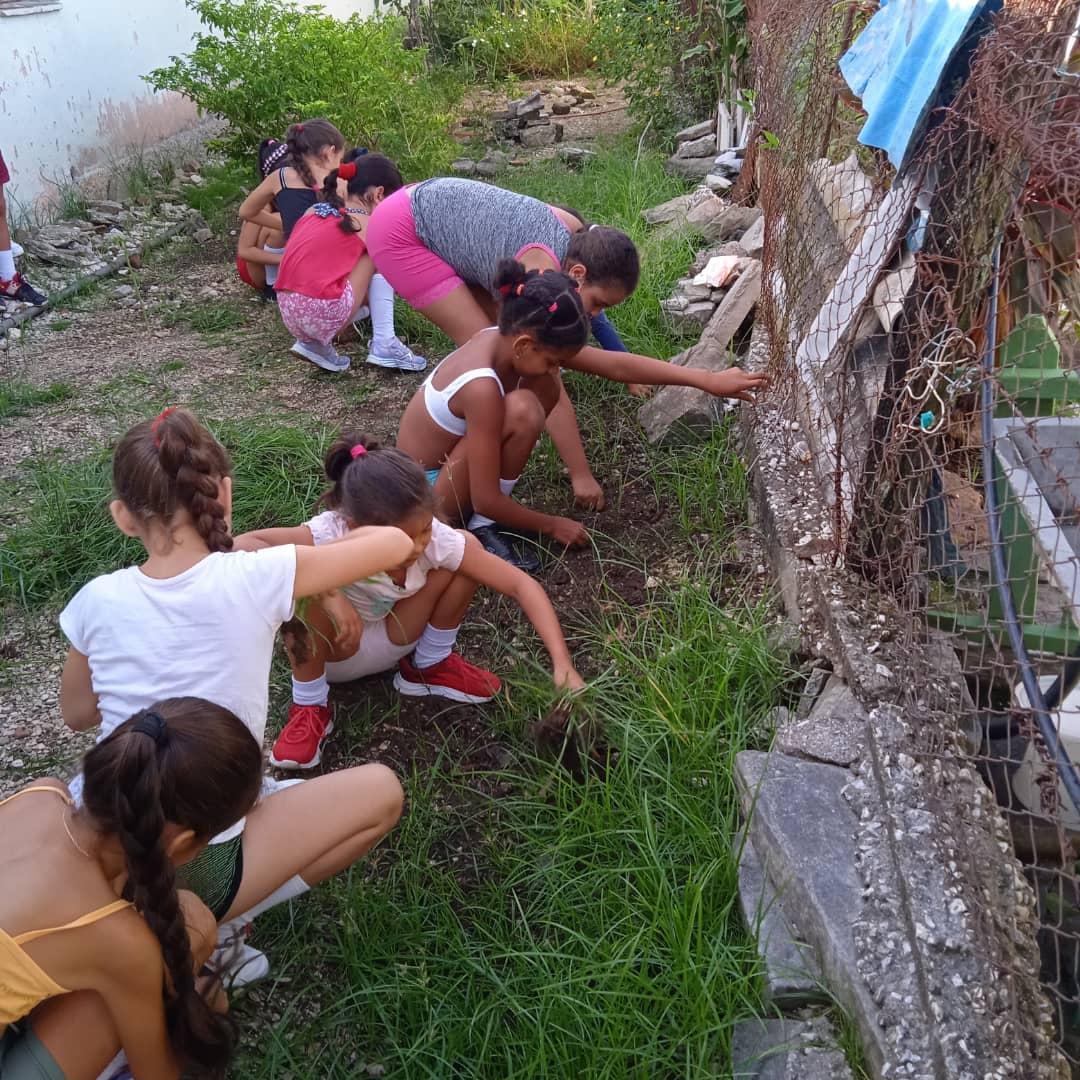 Los Pioneros de #CabaiguánEduca realizan tareas en los Colectivos que serán sede de Colegios electorales en el #Referendo #OPJM #UJC #CubaEduca #Cuba #SanctiSpiritus #TuVotoCuenta #CenCuba #códigosí