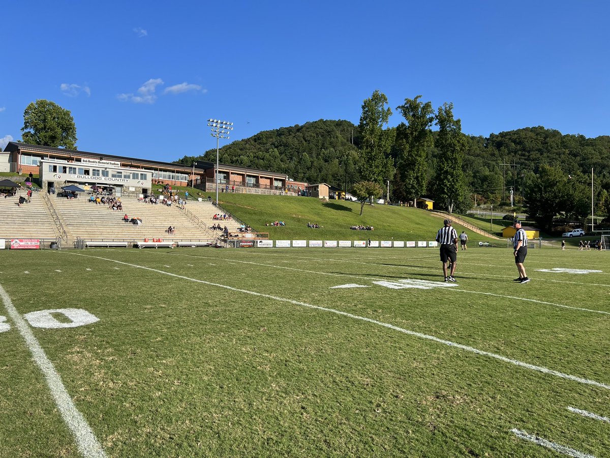 KevinHensleyCVN's tweet photo. THREAD: The junior varsity #Robbinsville #BlackKnights have traveled to Murphy. #SMCJVFB https://t.co/drHpUrozBO