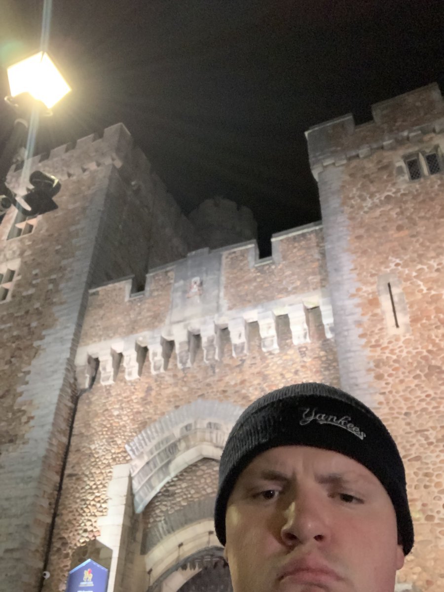 johnrmjones's tweet photo. Tonight, some poor sod will sit outside Cardiff Castle waiting in line for the King to arrive tomorrow afternoon.

That poor sod is me. https://t.co/YJzT5HO1tW