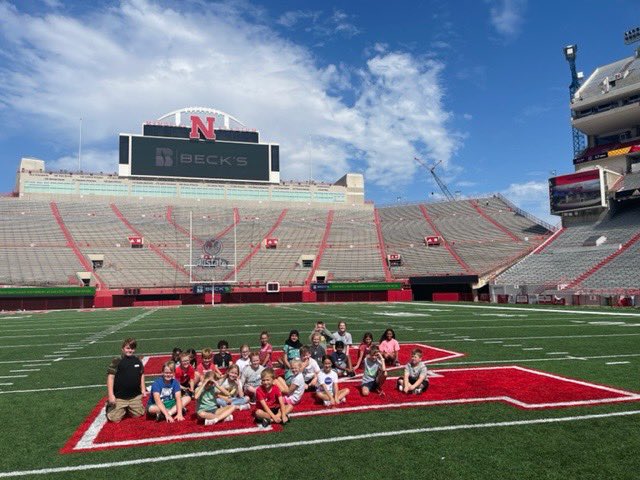 lifeingrade3's tweet photo. We had the BEST time on our Lincoln field trip today! We learned about Nebraska history at the Capitol Building and had a surprise visit from Coach Mickey Joseph at Memorial Stadium! @MPS_BlackElk #proud2bMPS #grade4 https://t.co/7qoYgbGWwf