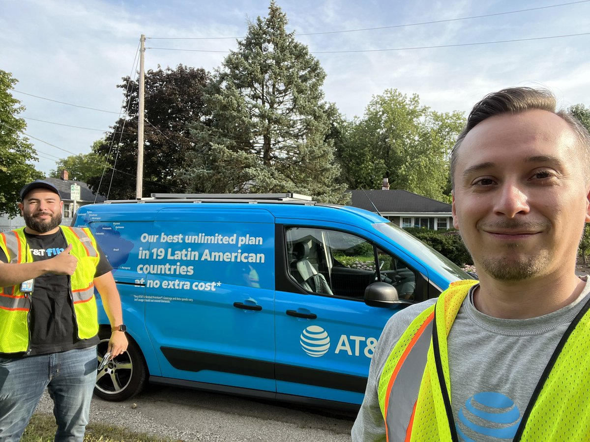 MiguelSWAT_GLM's tweet photo. Out here with @Jose1GZ flyering and talking to the neighborhood #DownersGrove about fiber @PaulaVofGLM @BrianWest_GLM @GreaterLakesMkt @theeastregion @EastRegionAR https://t.co/uxNvaYJIHV