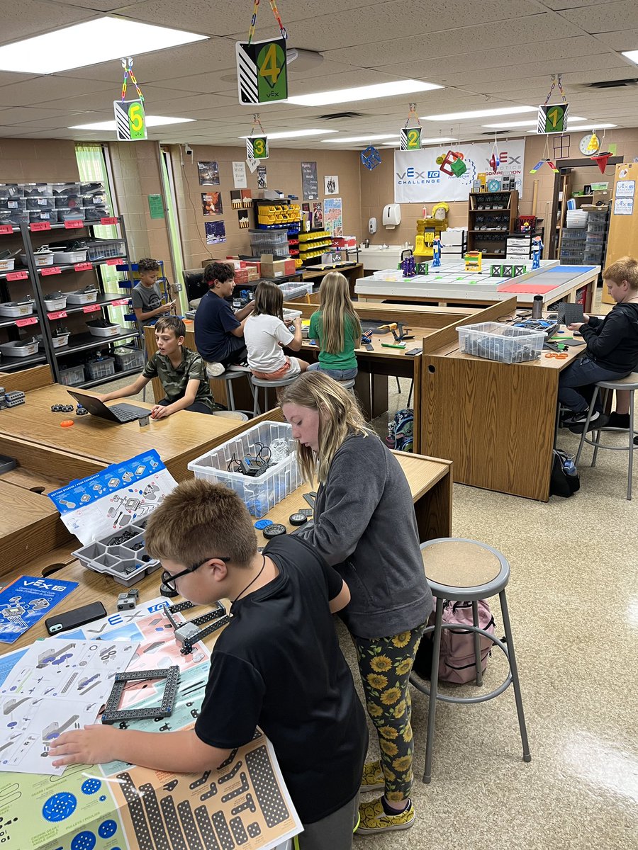 RoboticsAms's tweet photo. Robotics Season has begun!! We had 64 applicants this year but could only take 25. Sure wish I had more hours in the week! @alma_middle @VEXRobotics #VexIQ https://t.co/Tlwa2BvcOZ