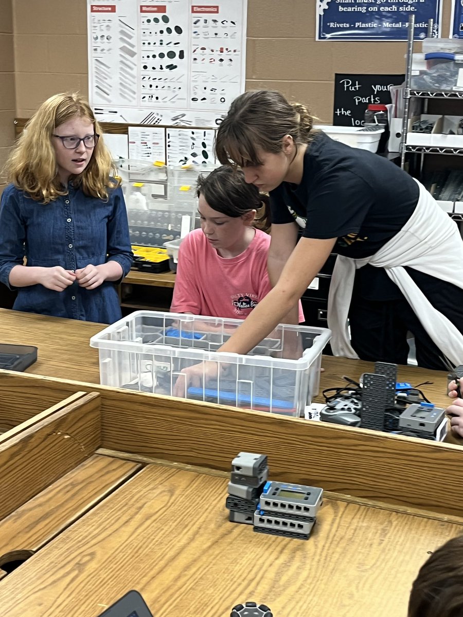 RoboticsAms's tweet photo. Robotics Season has begun!! We had 64 applicants this year but could only take 25. Sure wish I had more hours in the week! @alma_middle @VEXRobotics #VexIQ https://t.co/Tlwa2BvcOZ