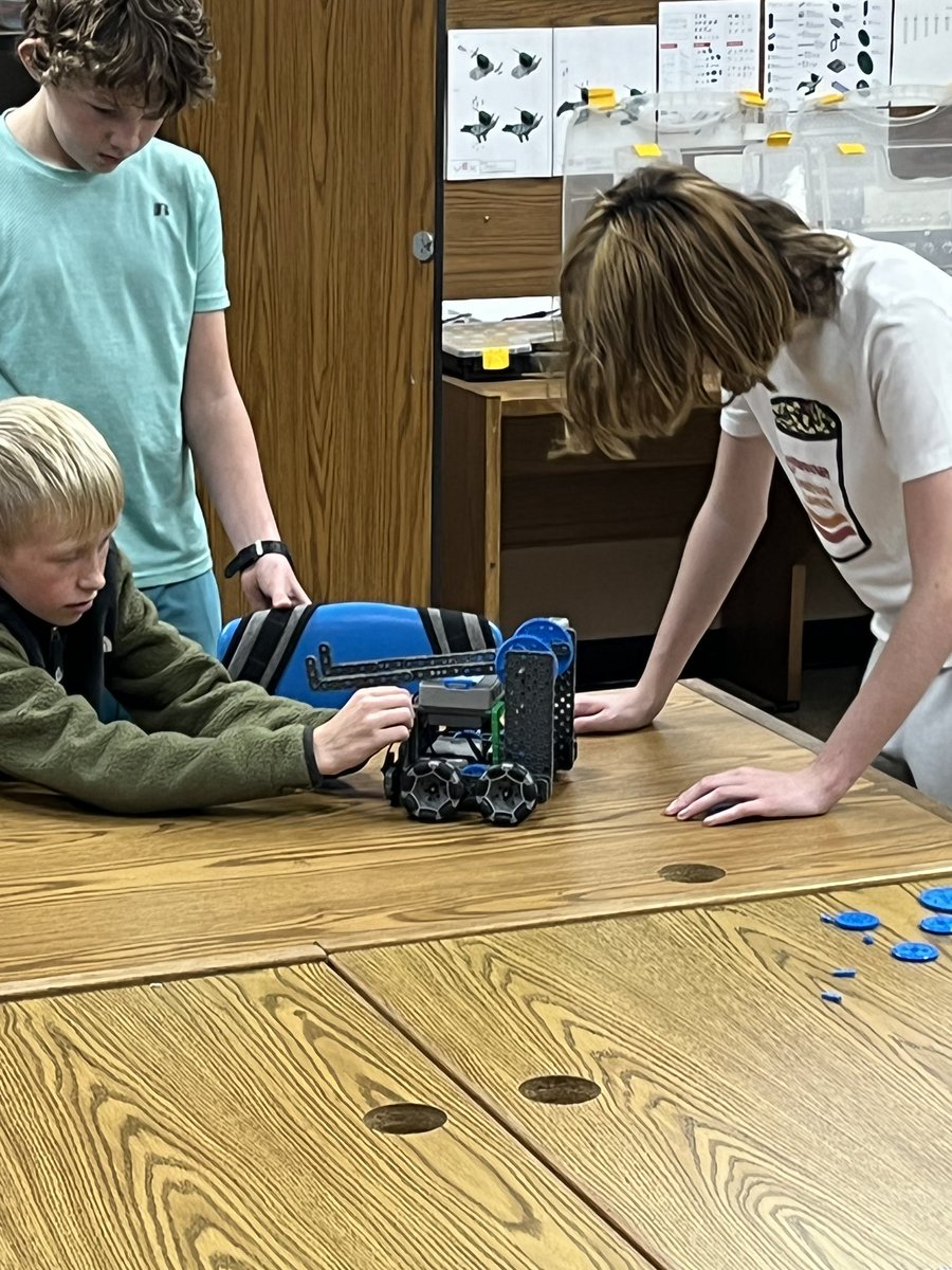 RoboticsAms's tweet photo. Robotics Season has begun!! We had 64 applicants this year but could only take 25. Sure wish I had more hours in the week! @alma_middle @VEXRobotics #VexIQ https://t.co/Tlwa2BvcOZ