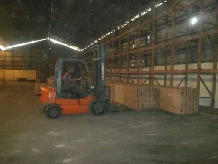 Ininterrumpida la labor en la Universal Camagüey.
Con el arribo de un contenedor de detergente líquido, se preparan las condiciones para su distribución normada. Igualmente se recibió un contenedor de gel de baño para la venta en las tiendas minoristas de la provincia.