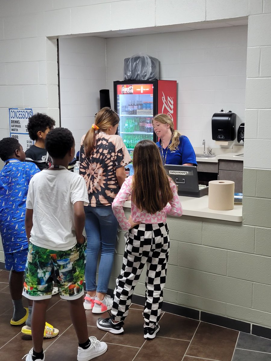 GuyCheney1's tweet photo. @DrAnthonyMS @ravens_anthony #ravensrise Serving students snacks at Anthony MS volleyball!! https://t.co/rnkrjGYBJl