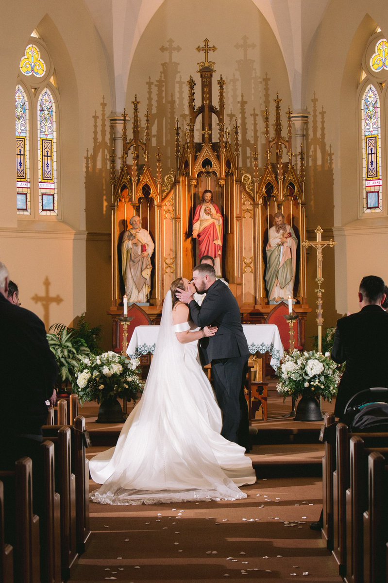 lilGUBES's tweet photo. Let’s pretend like I’m not 8 months behind from when this happened.. 

Wedding #57 https://t.co/13vK1C9Q0H