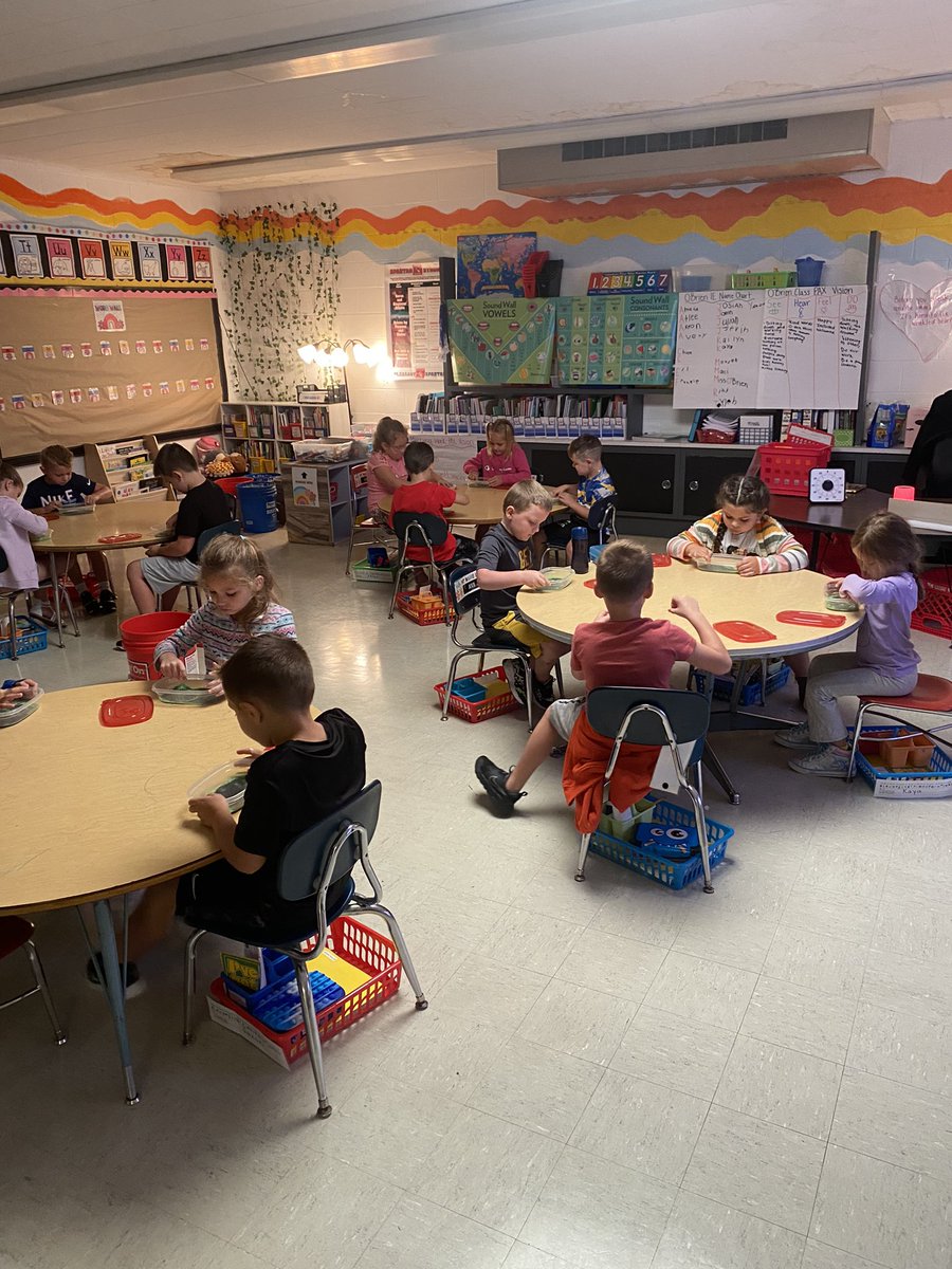 MissOBrien_PES's tweet photo. The students of 1E love @BrainspringOGβs three part drill! They love to be the loudest and the leader of our visual drill. #spartanstrong #phonicsfirst https://t.co/8impxAQWdA