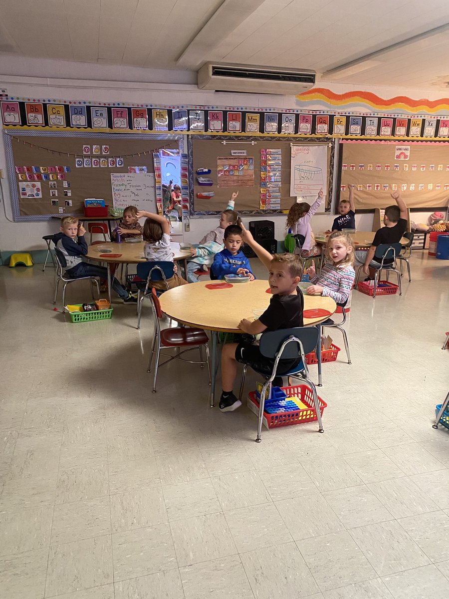 MissOBrien_PES's tweet photo. The students of 1E love @BrainspringOGβs three part drill! They love to be the loudest and the leader of our visual drill. #spartanstrong #phonicsfirst https://t.co/8impxAQWdA