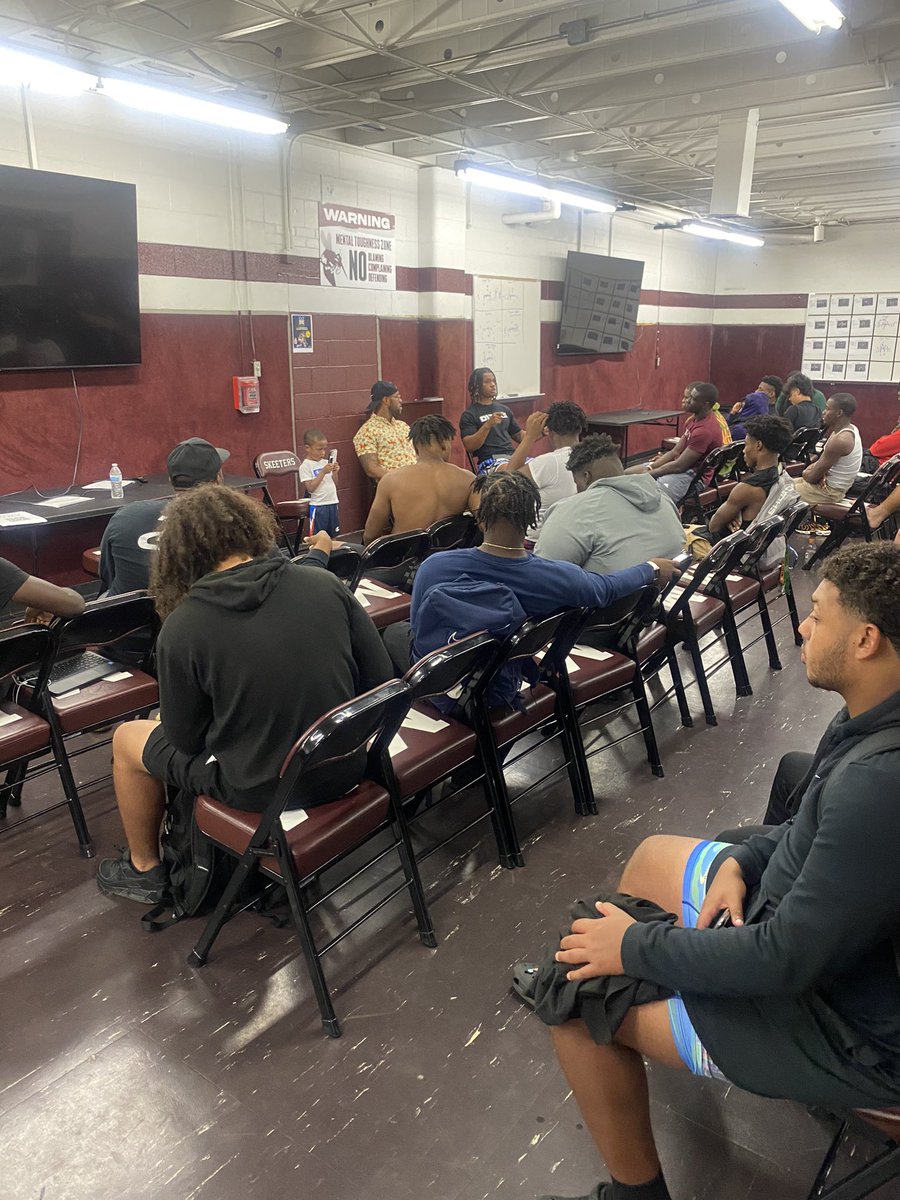 CoachChadRoark's tweet photo. Thanks to @Carrington_Brow @DelanoShowtime for coming to pour into @SkeeterRecruits today #DFAM #FAMILY https://t.co/ERRYQs7e0g