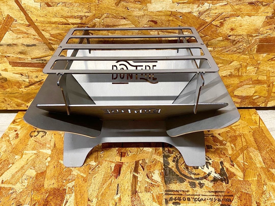 osotozakka's tweet photo. osoto雑貨オリジナル焚き火台
Bonfireシリーズ Crosswing 
黒革鉄板仕様が入荷してます♪

osoto雑貨ネットショップ
https://t.co/I5wEoPIvmH

#osoto雑貨 #焼津のアウトドアショップ #静岡のガレージブランド #オリジナル焚き火台 #Crosswing https://t.co/iZDZAmTs07