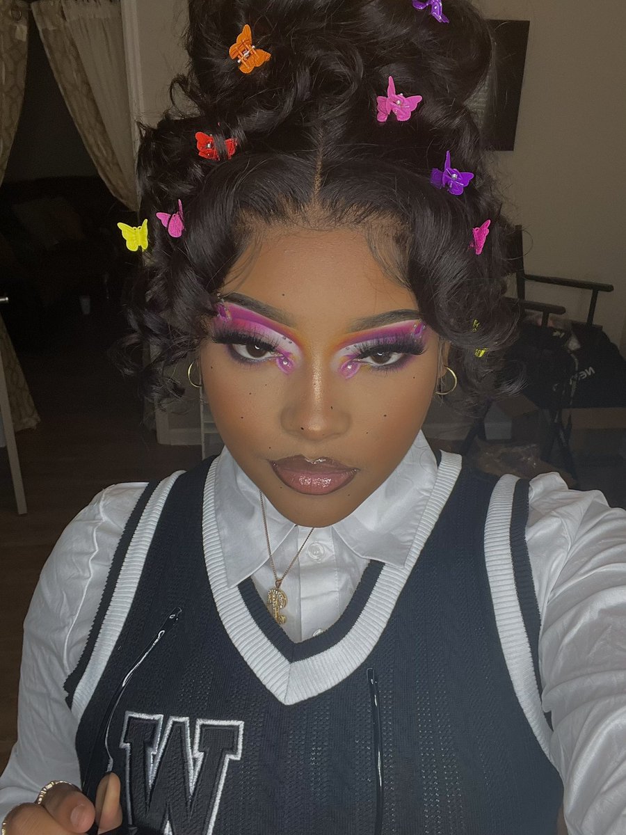 sierrabookk's tweet photo. F R EEEE AK 🦋 https://t.co/Qbl7ryUnOo