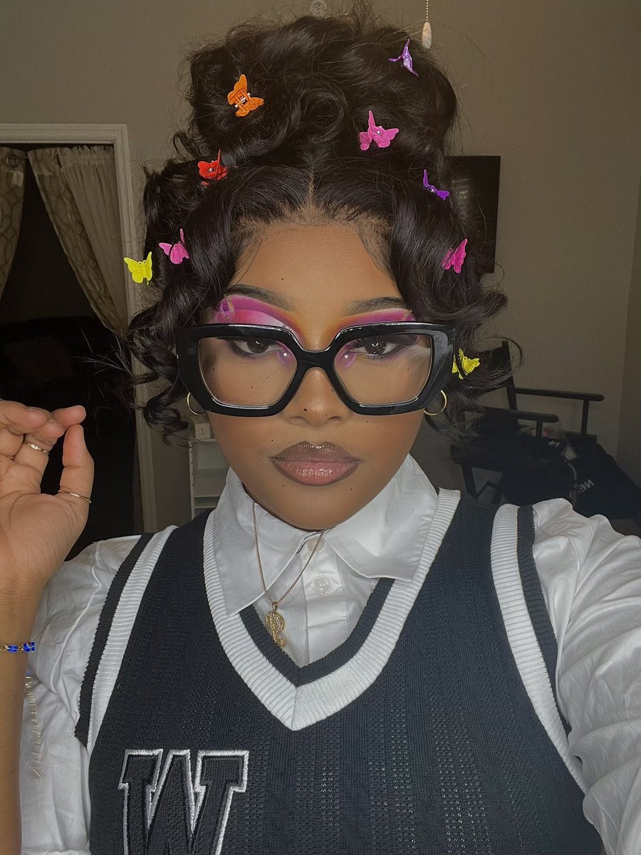 sierrabookk's tweet photo. F R EEEE AK 🦋 https://t.co/Qbl7ryUnOo