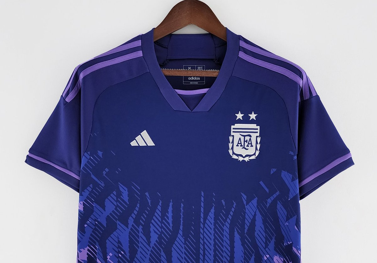 CamisaPesada's tweet photo. 🔵 LA ALBICELESTE! 
O manto é violeta e traz como destaque, na parte inferior, gráficos através de linhas diagonais que formam os raios do sol, símbolo do país.

Adquira já:

👕 Argentina Away 22/23 
📲 https://t.co/xqCVAfZSap

#camisapesada
#asuafootballstore https://t.co/tl971PN4NR