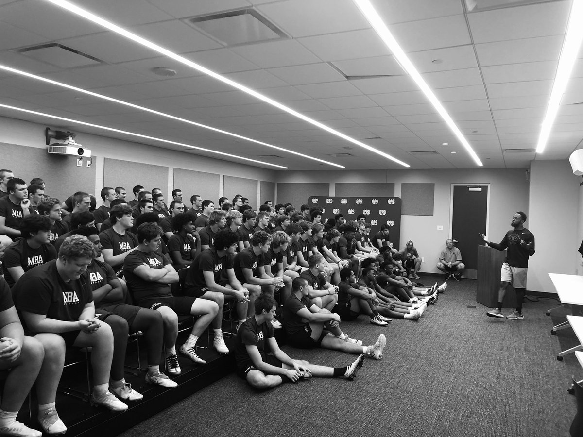 MBAFootball's tweet photo. Coach Easley #team115 shares his heart with #team124 #whatsyourwhy #emptyyourtank https://t.co/dhwC1KnXu0