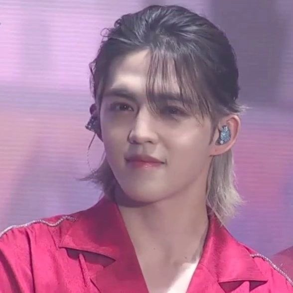 oh, the black and white hair with the red shirt… undeniably one of #에스쿱스‘s best looks