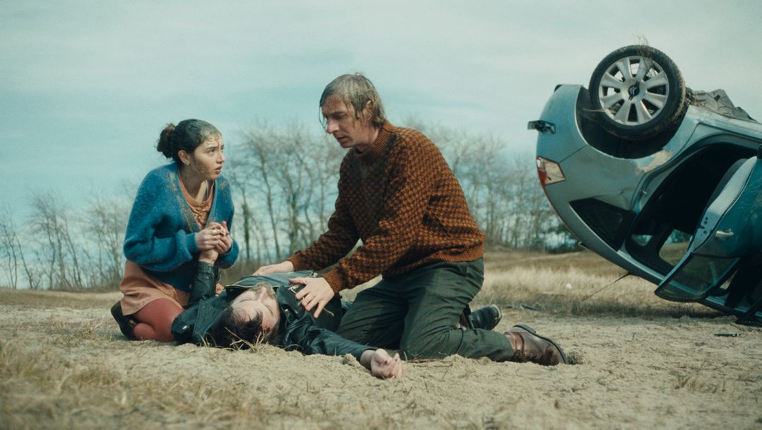 jipe0043's tweet photo. Tout change, mais rien ne change dans les vastes plaines de #Picardie où #SebastienBetbeder situe son nouvel opus, #Toutfoutlecamp. Une sorte de #RoadMovie déjanté qu'habitent @ThomasScimeca, #NicolasBelvalette alias #Use et #JonathanCapdevielle
@RezoFilms
https://t.co/qO3UIkAvyH https://t.co/0UZwbRRNV2