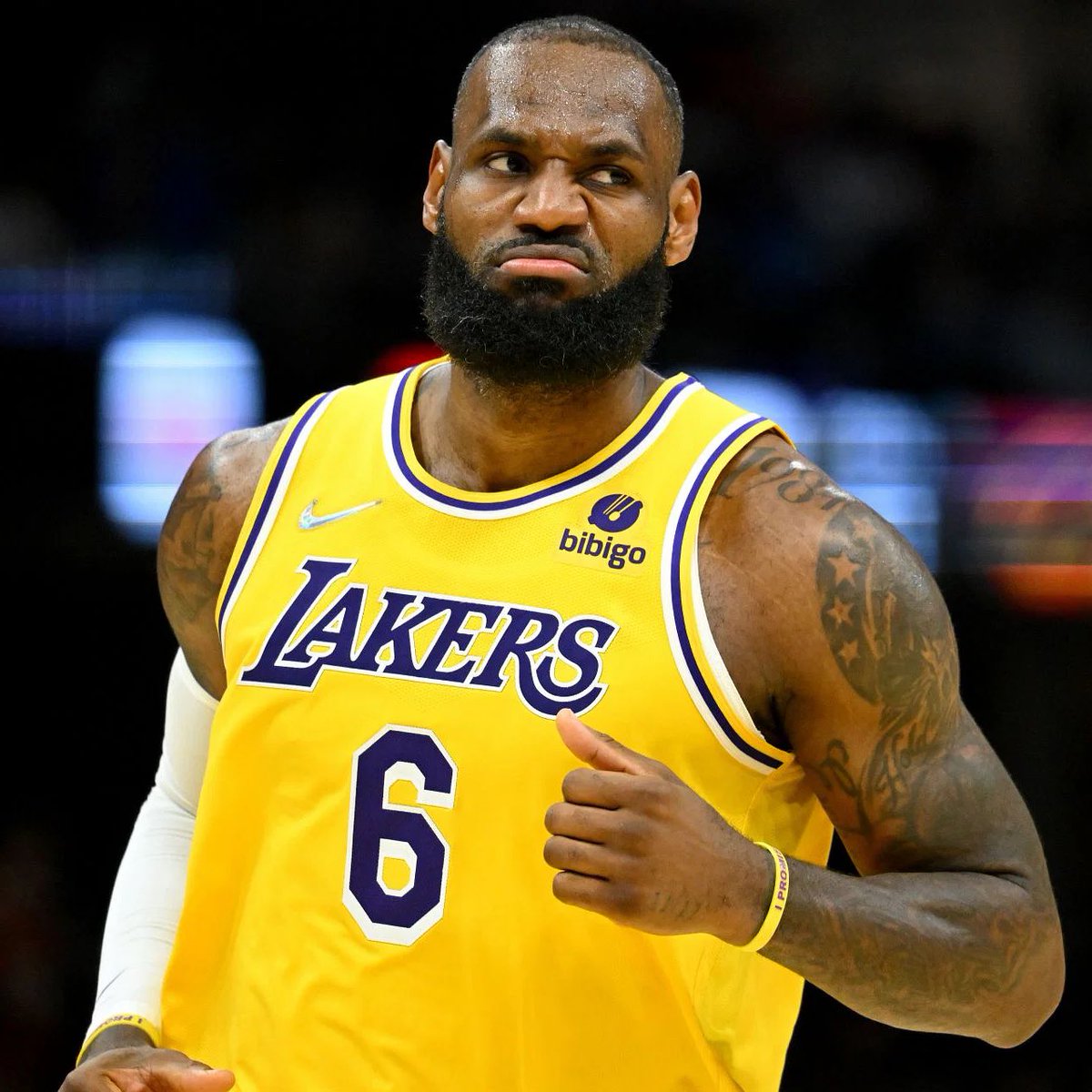 LegionHoops's tweet photo. When the Lakers formed their group chat for this season, LeBron introduced himself with a single emoji, per @coleswider21:

👑 https://t.co/ClwTSMb8ZD