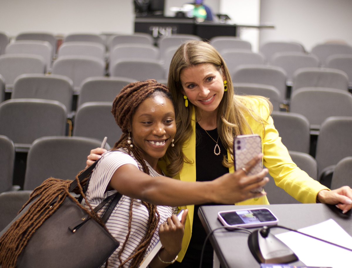 _MatthewJParker's tweet photo. @JenMaxfield4NY stopped by @TexasSouthern today to share her story with the faculty and students of the School Communication. She emphasized the importance of empathy and humanism in journalism. As well as connecting with people beyond the interview @sswalker #KTSU2News #TSUProud https://t.co/bDIyDrnO4L