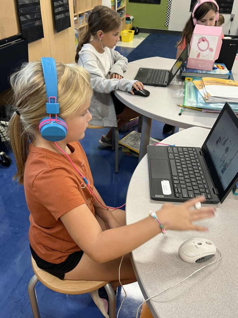jpalcisko's tweet photo. Students enjoy when they have choice- read by yourself, with a partner or listen to the story.  @BPEStitans @BereaCSD #BeATitan #AlwaysBest #UDL https://t.co/diSUn3xHk9