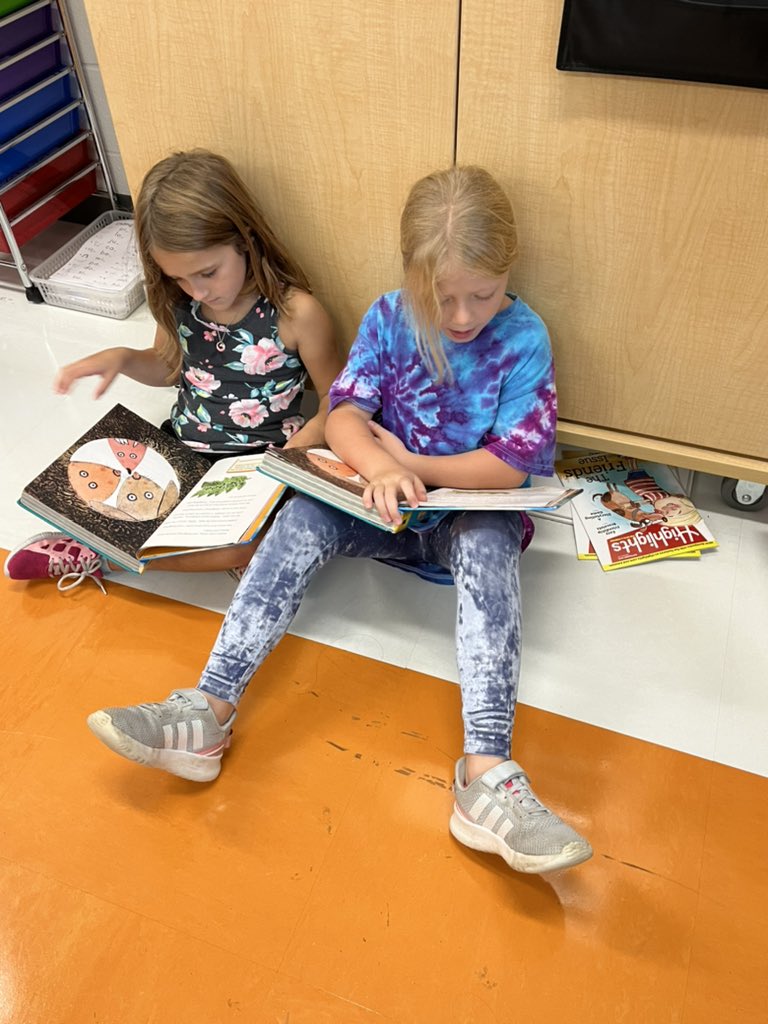 jpalcisko's tweet photo. Students enjoy when they have choice- read by yourself, with a partner or listen to the story.  @BPEStitans @BereaCSD #BeATitan #AlwaysBest #UDL https://t.co/diSUn3xHk9
