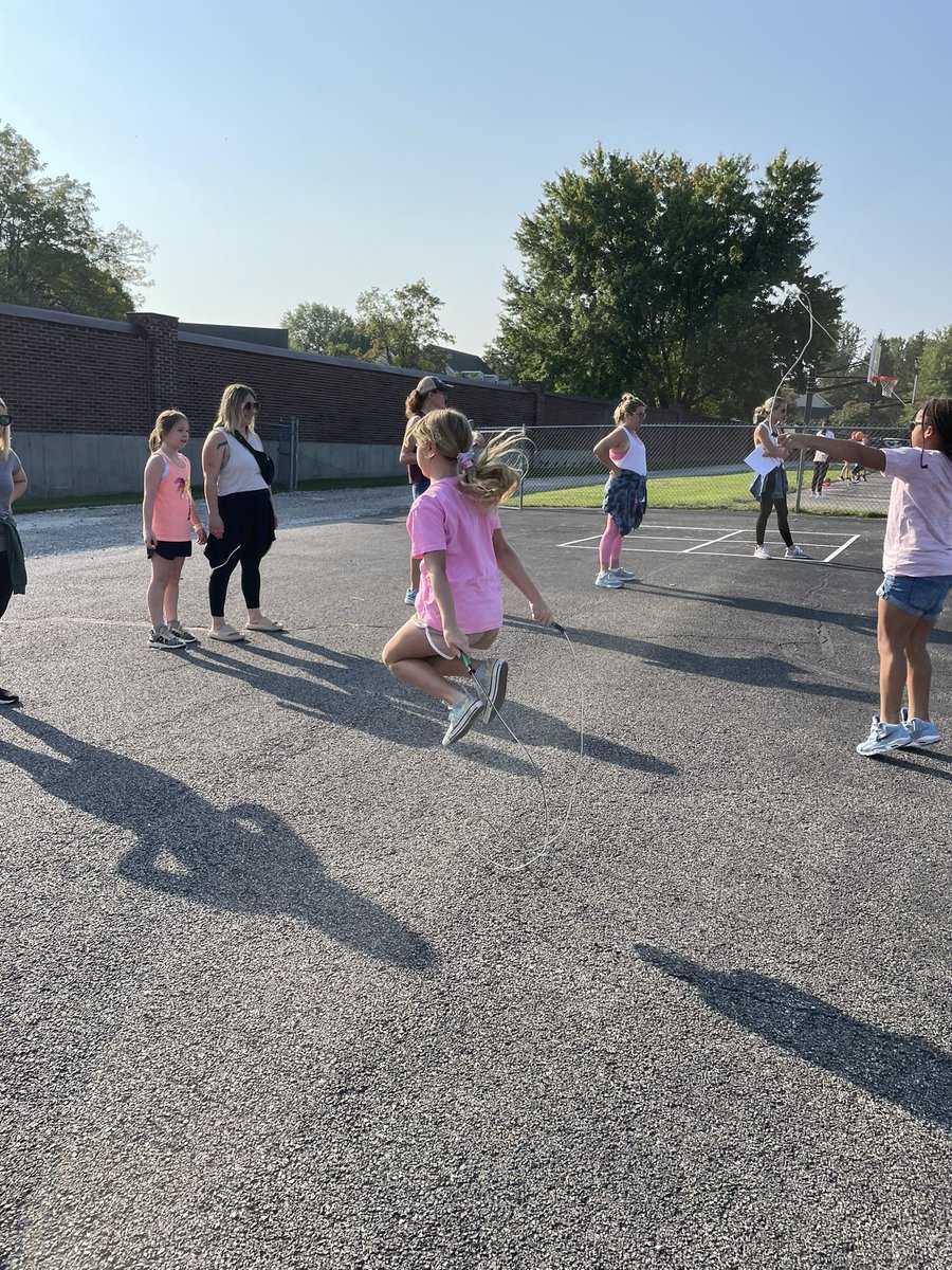 MsMileti's tweet photo. Today was field day for 4th grade! It was such a fun-packed day with tug a war, relay races, sack races, jump roping contests and more! So incredible watching these kids make memories :) https://t.co/HGoWSvSAHe