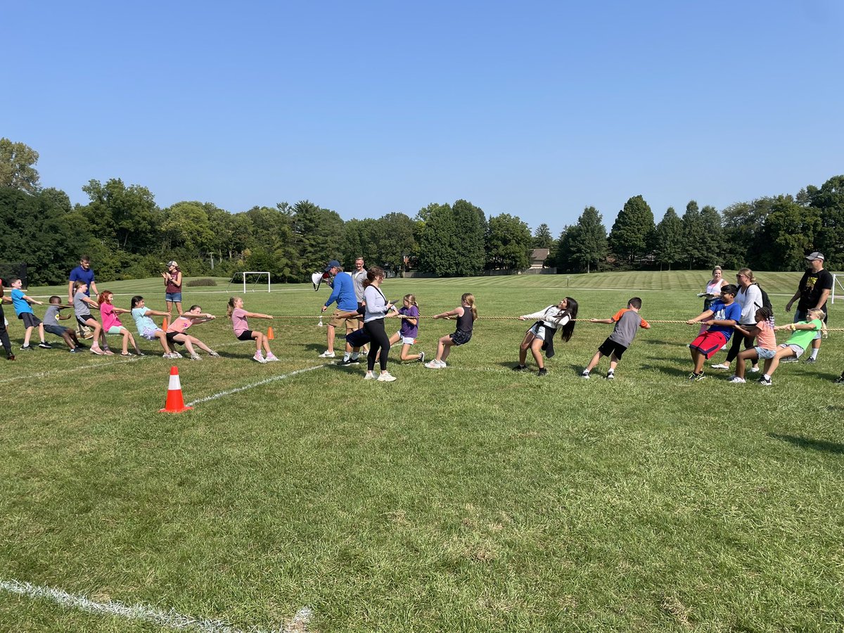 MsMileti's tweet photo. Today was field day for 4th grade! It was such a fun-packed day with tug a war, relay races, sack races, jump roping contests and more! So incredible watching these kids make memories :) https://t.co/HGoWSvSAHe