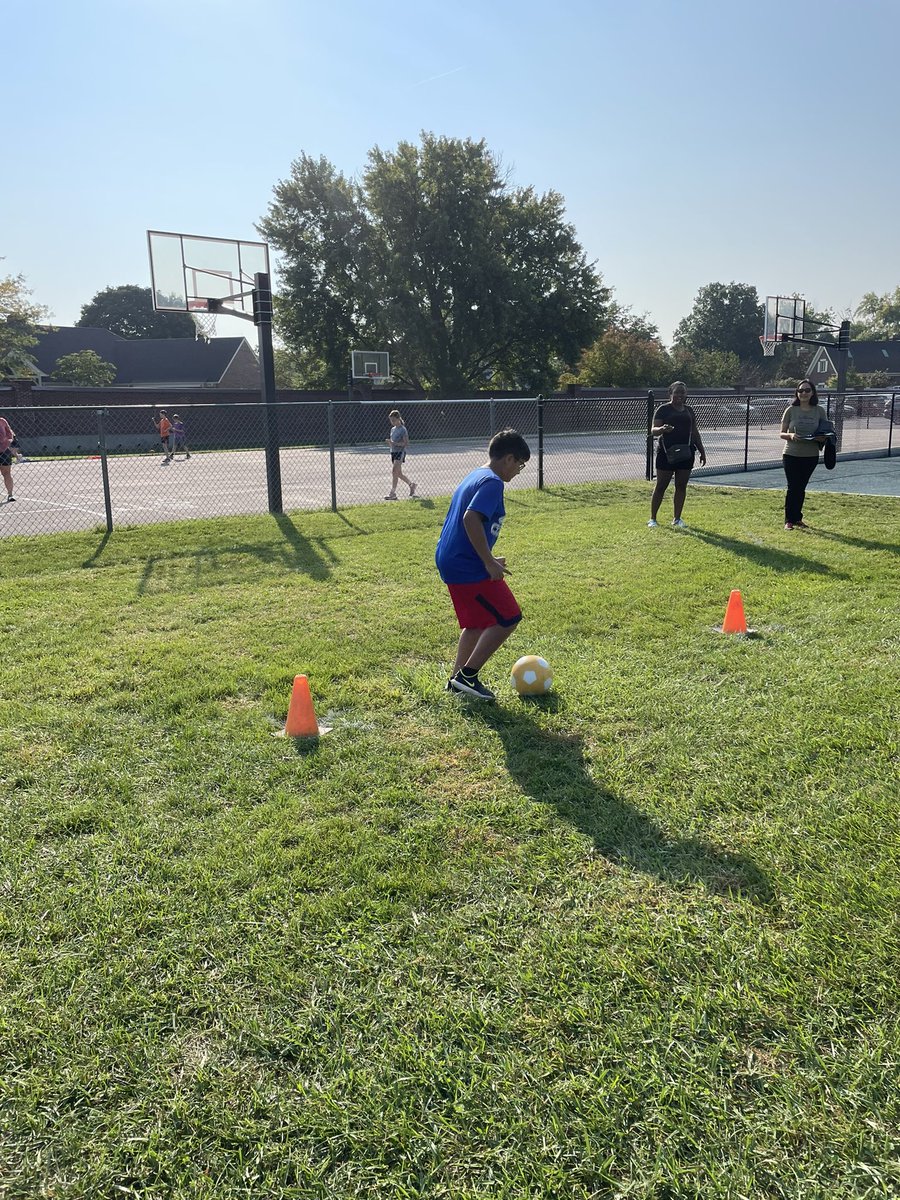 MsMileti's tweet photo. Today was field day for 4th grade! It was such a fun-packed day with tug a war, relay races, sack races, jump roping contests and more! So incredible watching these kids make memories :) https://t.co/HGoWSvSAHe
