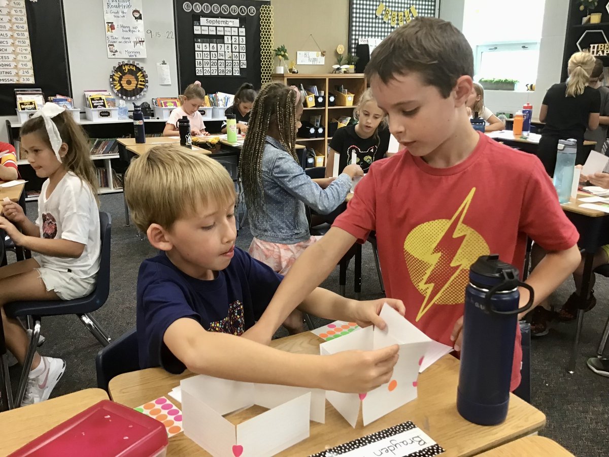 SCLaraKruse's tweet photo. Dot Day STEM Challenge 🔵 How tall is your tower? #starssc #lpsleads #cooperation https://t.co/ULYofLvIkT