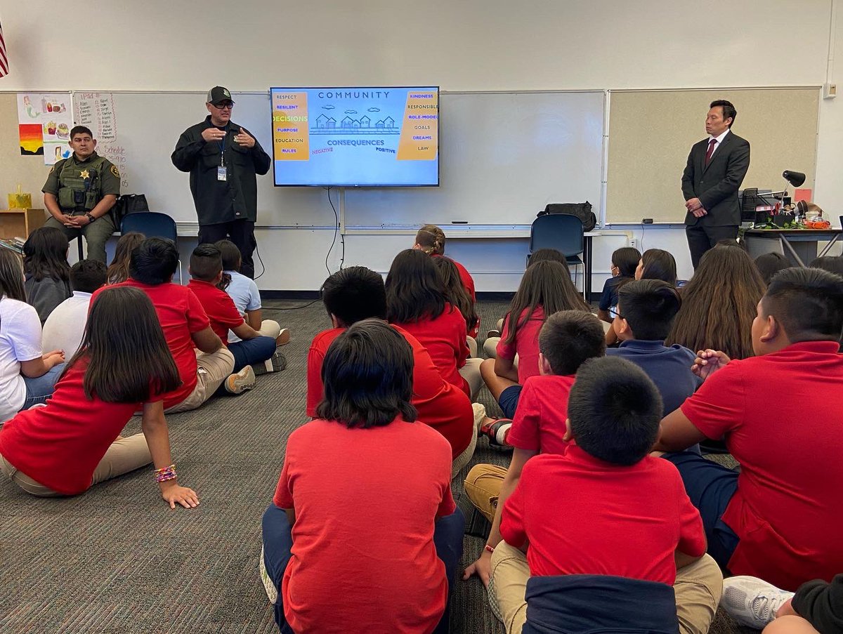 handyelementary's tweet photo. The GRIP Team was here today to teach our 5th graders about the importance of healthy choices! They even stuck around campus at dismissal to say hello to all our students! 🧡 ♥️🖤🐝#OCGRIP #genuinewellness @OCSDNorthPatrol @OCSheriff https://t.co/euvXRcf7n8