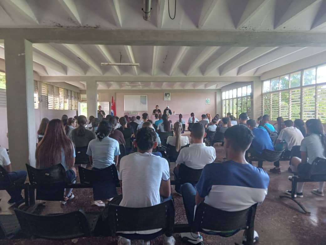 DennyBruffFlow's tweet photo. 📌Esta mañana se desarrollo un importante intercambio por parte de la #UJCCaimito con nuestros estudiantes y profesores del #IPU "Comandante Ernesto Guevara" del territorio, con el objetivo de saber los criterios sobre nuestro proyecto #CodigoDeLasFamilias #VotoSí #CódigoSí https://t.co/aeNgyZvJQl