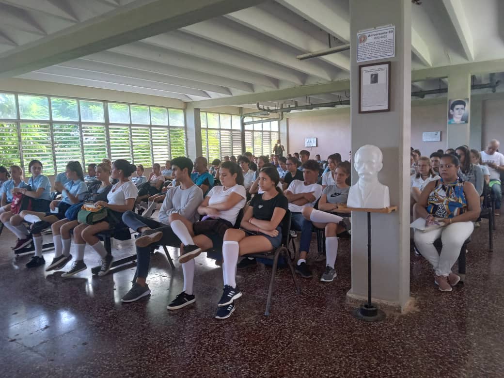 DennyBruffFlow's tweet photo. 📌Esta mañana se desarrollo un importante intercambio por parte de la #UJCCaimito con nuestros estudiantes y profesores del #IPU "Comandante Ernesto Guevara" del territorio, con el objetivo de saber los criterios sobre nuestro proyecto #CodigoDeLasFamilias #VotoSí #CódigoSí https://t.co/aeNgyZvJQl