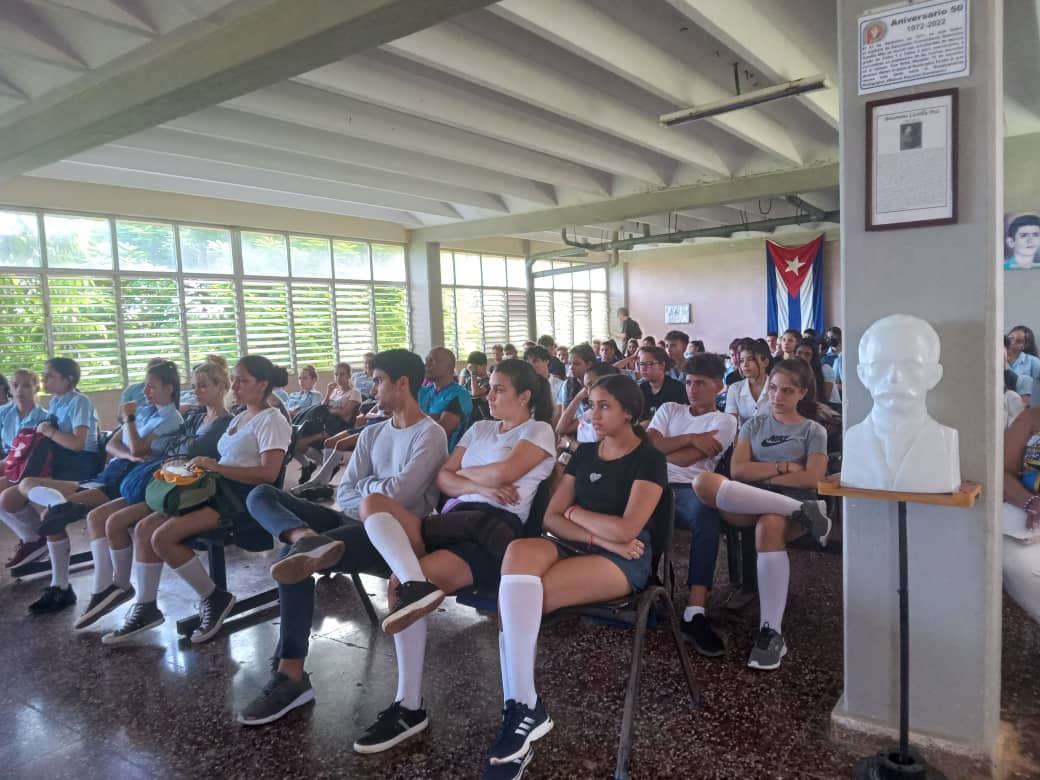 DennyBruffFlow's tweet photo. 📌Esta mañana se desarrollo un importante intercambio por parte de la #UJCCaimito con nuestros estudiantes y profesores del #IPU "Comandante Ernesto Guevara" del territorio, con el objetivo de saber los criterios sobre nuestro proyecto #CodigoDeLasFamilias #VotoSí #CódigoSí https://t.co/aeNgyZvJQl