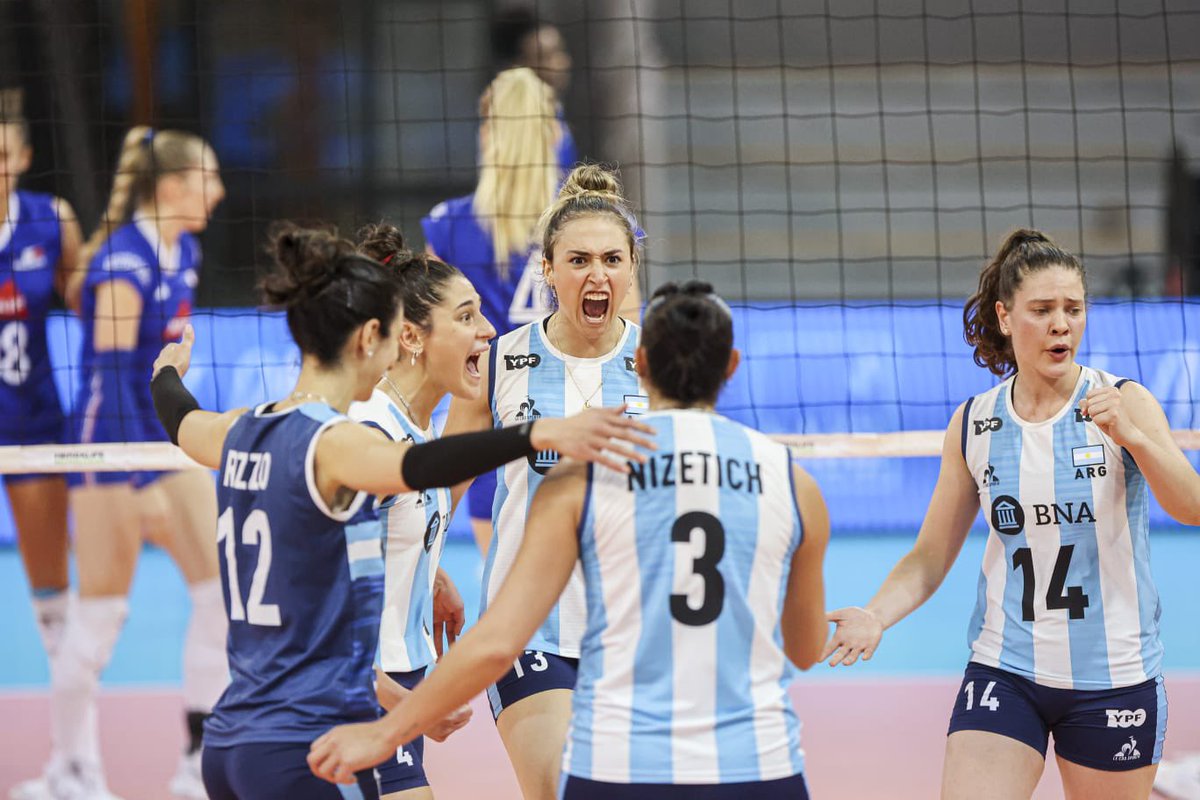 Argentina venció a Francia y sumó su segunda victoria en el Torneo Preparativo

ARG🇦🇷 3-1 FRA🇫🇷 (25-19; 25-17; 23-25; 25-18)

🔝 Mercado y Bulaich, máximas anotadoras (16)

✔️ Sábado 17 vs Bélgica🇧🇪 (15hs)

📸Elyxandro Cegarra

🌐 feva.org.ar/selecciones-na…

#VamosArgentina🇦🇷