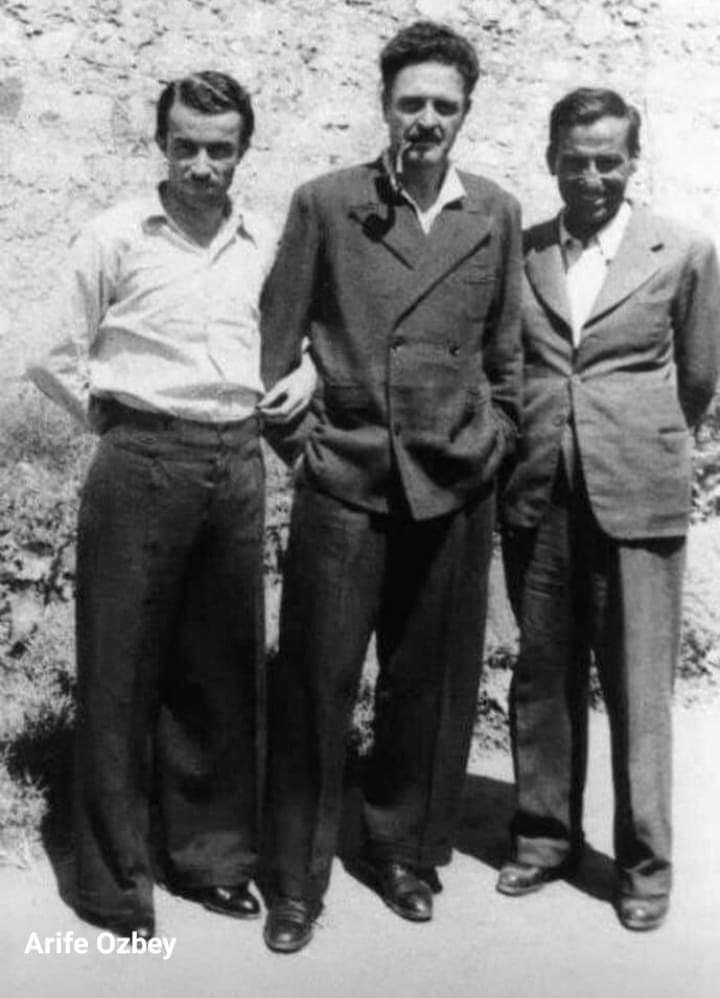 Başkent Palası (@baskentpalasi) on Twitter photo Bursa cezaevinde Nâzım Hikmet, Orhan Kemal’le aynı koğuşta kalmaktadır.
Koğuş masasının üzerinde Orhan Kemal’in (asıl adı “Mehmet Raşit Öğütçü”) bir roman başlangıcını görür. Okur.
Ayağında takunyalar koşarak avluya çıkar Nâzım Hikmet.
Orhan Kemal’e soluk soluğa sorar, ++ Bursa cezaevinde Nâzım Hikmet, Orhan Kemal’le aynı koğuşta kalmaktadır.
Koğuş masasının üzerinde Orhan Kemal’in (asıl adı “Mehmet Raşit Öğütçü”) bir roman başlangıcını görür. Okur.
Ayağında takunyalar koşarak avluya çıkar Nâzım Hikmet.
Orhan Kemal’e soluk soluğa sorar, ++