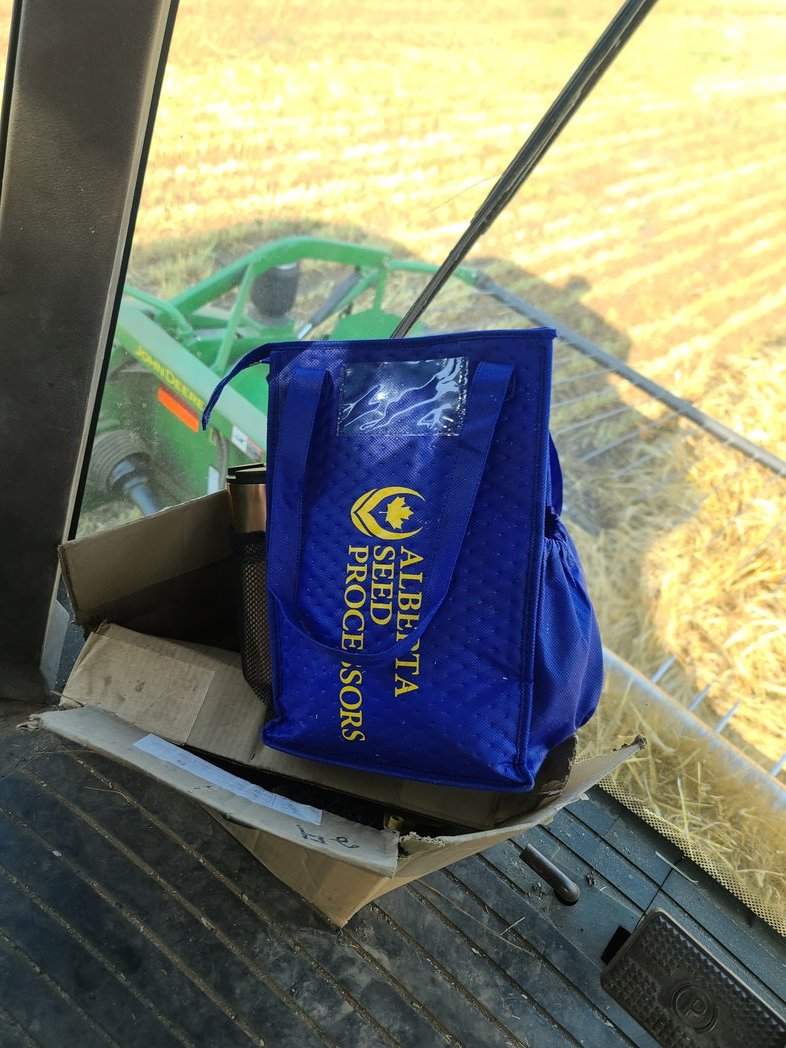 WirstaRon's tweet photo. #AlbertaSeedProcessors
Perfect lunch kit for the combine.
Quad c inside, 🥒, 🍟 coke,  🍪 
Cheers best of luck to all the harvesters out there. https://t.co/Atx4MybtQT