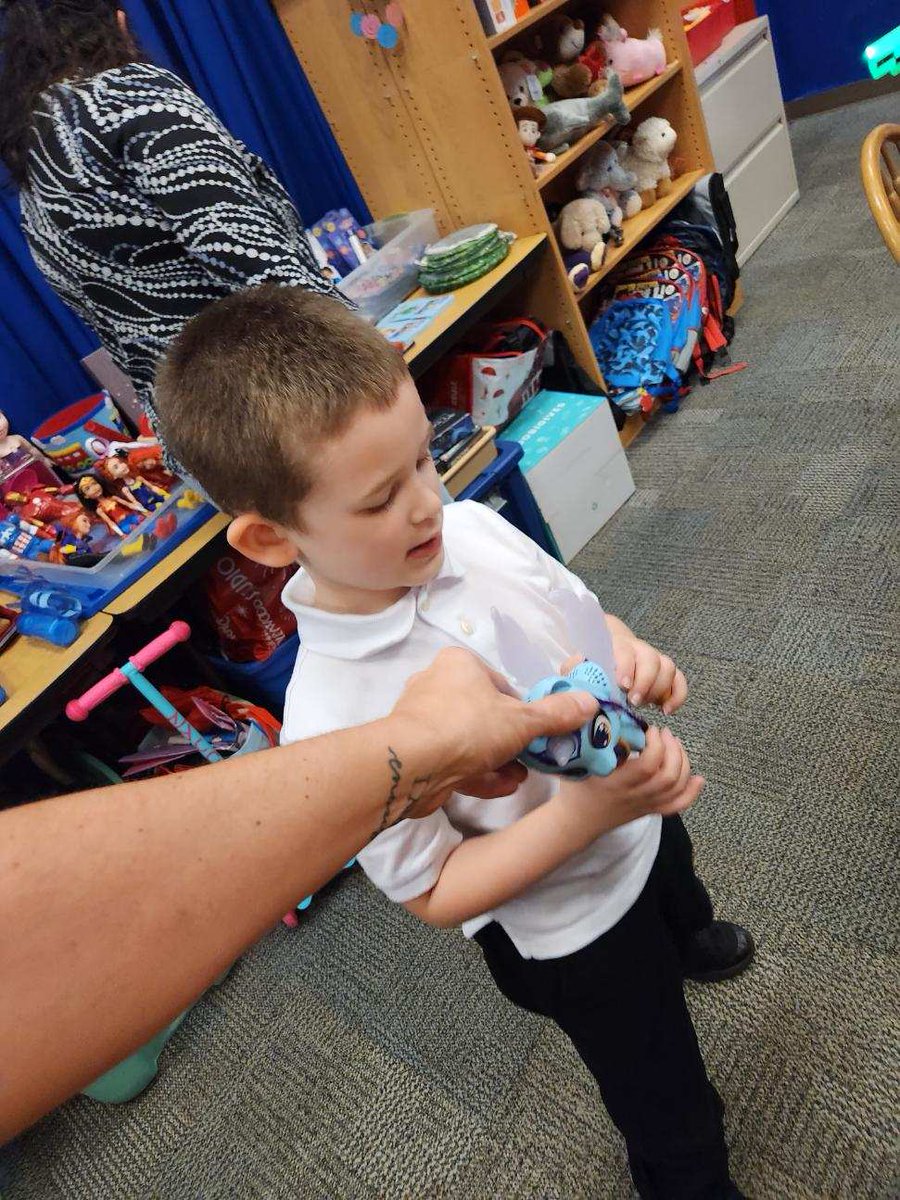 The Bear’s Den was non-stop from open to close today! These 🐻 bear cubs 🐻 are hard at work earning their cub cash. #kmesbearcubs #kmesforthewin #oneteamonegoal #BearsDeb #sdocgoodtogreat #PBIS #openforbusiness