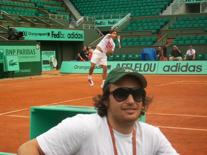 marcos_z's tweet photo. Le saque un millón de fotos y está “selfie” (con mi primera credencial de prensa en un Grand Slam) que mande por mail a toda mi familia, sin (?). Nadie en el mundo contagió a más personas a ser cada día un poco más fanáticos por este deporte que Roger. Gracias por siempre. https://t.co/4D9mwTdE7S